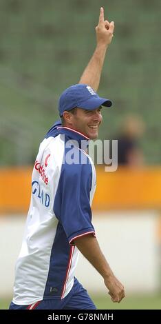 Le joueur de cricket d'Angleterre Michael Vaughan réagit lors de la première session de l'équipe à Port Elizabeth, en Afrique du Sud. L'Angleterre joue mardi son premier match d'échauffement contre la province de l'est. Banque D'Images