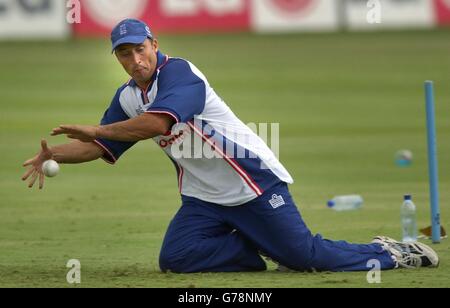 Le capitaine de cricket de l'Angleterre Nasser Hussain lors de la première session de l'équipe à Port Elizabeth. L'Angleterre joue mardi son premier match d'échauffement contre la province de l'est. Banque D'Images