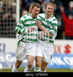 Partick Thistle contre Celtic.Chris sutton (à gauche) du Celtic célèbre son but avec Ulrik laursen lors du match de la Premier League de la Bank of Scotland à Firhill Park. Banque D'Images