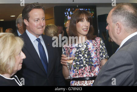 Le Premier ministre David Cameron (deuxième à gauche) et la femme Samantha (deuxième à droite) sont photographiés avec le Premier ministre écossais Alex Salmond (à droite) et son épouse Moira (à gauche) lors d'une réception à la cérémonie d'ouverture des Jeux du Commonwealth de Glasgow 2014 au Celtic Park à Glasgow, en Écosse. Banque D'Images