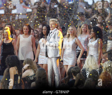 Rod Stewart se produit lors de la cérémonie d'ouverture des Jeux du Commonwealth de 2014 au Celtic Park, Glasgow. Banque D'Images