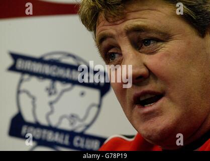 Steve Bruce, directeur de la ville de Birmingham, parle aux médias, au Wast Hill Training Ground, à Birmingham, avant de jouer à Manchester United dans le match FA Barclaycard Premiership à St Andrews. 25/09/04: Steve Bruce qui a été attaqué à l'extérieur de sa maison au début des heures d'aujourd'hui. Bruce n'est pas grièvement blessé, mais il est dit secoué par l'épreuve. L'ancien défenseur de Manchester United a été mis sur pied après avoir été dehors pour enquêter sur une perturbation. Il a été rayé et meurtri, mais il sera avec ses côtés pour leur jeu Barclays Premiership à Bolton ce soir. Banque D'Images