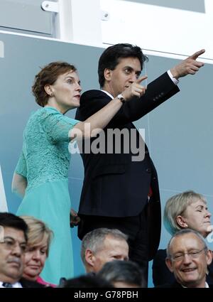 Sport - Jeux du Commonwealth 2014 - cérémonie d'ouverture.Le chef du travail, Ed Miliband, avec sa femme Justine Thornton, lors de la cérémonie d'ouverture des Jeux du Commonwealth de 2014 au Celtic Park, à Glasgow. Banque D'Images