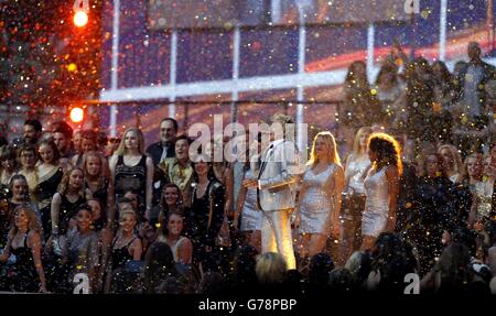 Rod Stewart se produit lors de la cérémonie d'ouverture des Jeux du Commonwealth de 2014 au Celtic Park, Glasgow. Banque D'Images