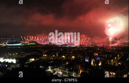 Des feux d'artifice illuminent le ciel autour de Glasgow pour marquer la cérémonie d'ouverture des Jeux du Commonwealth de 2014, vue depuis la tour Bell de l'Université de Glasgow. Banque D'Images