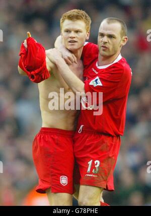 John Arne Riise (L) de Liverpool célèbre avec Danny Murphy, coéquipier, après avoir obtenu son score contre Middlesbrough lors de son match FA Barclaycard Premiership à Anfield, Liverpool. Le match a terminé un tirage de 1-1. Banque D'Images