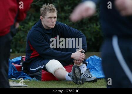 Le retour complet de l'Angleterre Josh Lewsey est assis à la séance d'entraînement de cet après-midi à Pennyhill Park, Bagshot, avant le match de ce dimanche contre l'Italie dans le championnat RBS 6 Nations. Banque D'Images