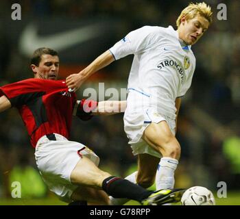 Roy Keane de Manchester United (à gauche) défie Alan Smith de Leeds United, lors de leur match de la première ligue Barclaycard à Old Trafford, Manchester. Banque D'Images