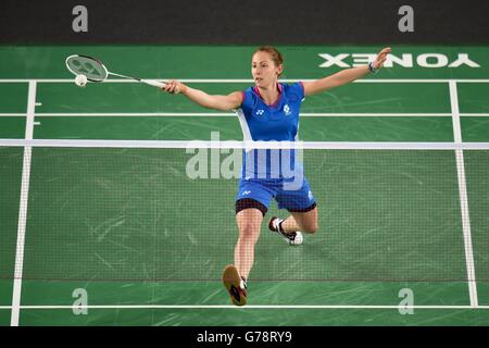 Kirsty Gilmour en Écosse contre Michelle Chan en Nouvelle-Zélande lors du match de badminton de la scène de jeu de groupe Mixed Teams à l'Emirates Arena pendant les Jeux du Commonwealth de 2014 à Glasgow. Banque D'Images