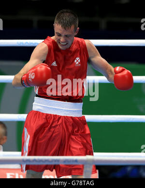 Josh Taylor, en Écosse, célèbre la victoire contre Richarno Colin, de l'île Maurice, dans le Round de 16 de la lumière masculine (64 kg), au SECC, lors des Jeux du Commonwealth de 2014 à Glasgow. Banque D'Images