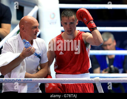 Josh Taylor, en Écosse, célèbre la victoire contre Richarno Colin, de l'île Maurice, dans le Round de 16 de la lumière masculine (64 kg), au SECC, lors des Jeux du Commonwealth de 2014 à Glasgow. Banque D'Images