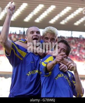 Harry Kewell (à droite), de Leeds United, célèbre avec ses coéquipiers Alan Smith (au centre) et Dominic Matteo, après avoir obtenu son score contre Charlton Athletic lors de son match de Premiership FA Barclaycard au terrain de la vallée de Charton à Londres. Leeds United défait Charlton Athletic 6-1. Banque D'Images