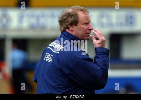 Le responsable écossais Berti Vogts s'adresse à ses joueurs lors d'une session d'entraînement d'équipe au Greenock Morton football Club, Greenock, avant leur match international amical contre l'Autriche au parc Hampden. Banque D'Images