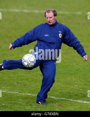 Berti Vogt, responsable écossais, est en action lors d'une session d'entraînement d'équipe au Greenock Morton football Club, Greenock, avant leur match international contre l'Autriche au parc Hampden. Banque D'Images