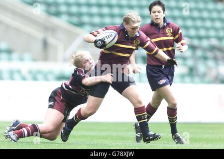 Les équipages de Pouppa de Loughborough s'en prennent à l'Université du pays de Galles, à Sian Brooks, à Cardiff, lors de la finale féminine du championnat de rugby de l'Union des universités britanniques à Twickenham. Banque D'Images