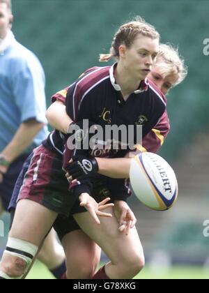 Charlotte Baras de Loughborough est affrontée par l'Université du pays de Galles à Sian Brooks de Cardiff, lors de la finale féminine du championnat de rugby de l'Union des universités britanniques à Twickenham. Banque D'Images