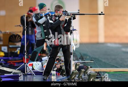 Daniel Rivers d'Angleterre en action pendant les qualifications pour le 50m Rifle 3 positions hommes au centre de tir Barry Budden, pendant les Jeux du Commonwealth 2014 à Carnoustie. Banque D'Images