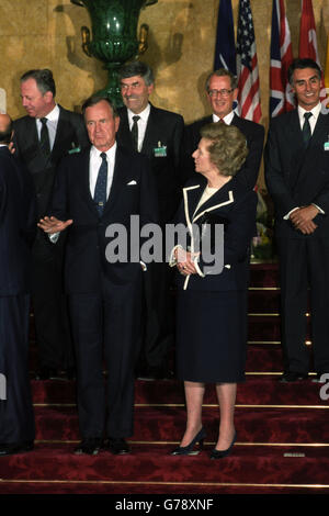 Le président américain George HW Bush s’entretient avec la première ministre britannique Margaret Thatcher lors de la photo officielle d’une réunion de l’OTAN à Lancaster House. Banque D'Images