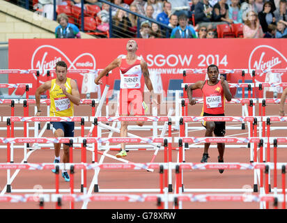 Le champion du Commonwealth défenseur de l'Angleterre Andy Turner s'écrase à cause de sa chaleur dans les 110 m haies du parc Hampden, lors des Jeux du Commonwealth de 2014 à Glasgow. Banque D'Images