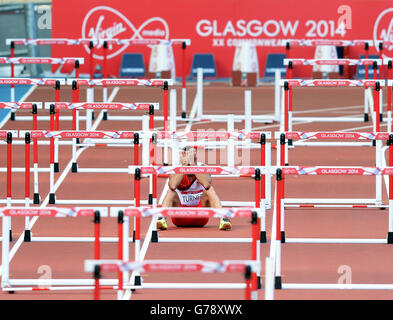 Andy Turner, en Angleterre, s'écrase sur les 110 m haies à Hampden Park, lors des Jeux du Commonwealth de 2014 à Glasgow. Banque D'Images