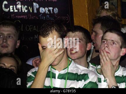 Les fans celtiques dans un bar de Glasgow célèbrent leur équipe égalisante, tiennent leur tête tandis que leur équipe descend un but lors de la finale de la coupe UAFA contre le FC Porto. Banque D'Images