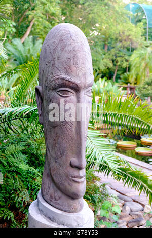 La tête de l'astronome de la sculpture en pierre par Anton Smit, Jardin botanique de l'Université de Stellenbosch, Afrique du Sud Banque D'Images