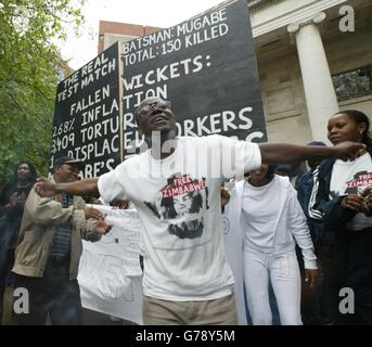 Manifestations anti Mugabe en Angleterre contre Zimbabwe.Les manifestants anti Mugabe font leur point de vue avant le début du premier test entre l'Angleterre et le Zimbabwe à Lords, Londres. Banque D'Images