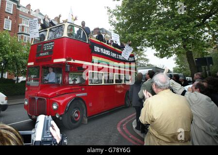 Les manifestants anti Mugabe ont fait leur point de vue à partir d'un bus à toit ouvert avant le début du premier test entre l'Angleterre et le Zimbabwe à Lords, Londres. Banque D'Images