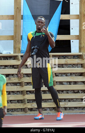 La Jamaïque Usain Bolt prend des photos lors d'une séance d'entraînement sur la piste d'échauffement à côté du parc Hampden, pendant les Jeux du Commonwealth de 2014 à Glasgow. Banque D'Images