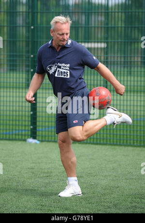 L'ambassadeur John Beresford fait preuve de compétences en football lors des StreetGames football pools Fives au Walker Activity Dome, à Newcastle.APPUYEZ SUR ASSOCIATION photo.Date de la photo: Samedi 26 juillet 2014.Le crédit photo devrait se lire: Anna Gowthorpe/PA Wire Banque D'Images