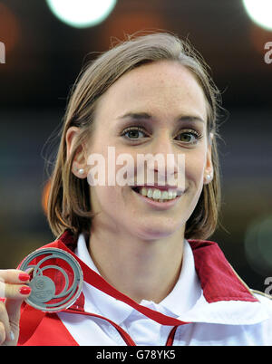 Laura Weightman en Angleterre avec sa médaille d'argent pour la finale féminine de 1500m à Hampden Park, lors des Jeux du Commonwealth de 2014 à Glasgow. Banque D'Images