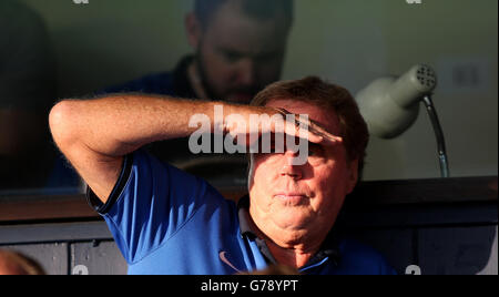 Soccer - amical avant la saison - Southend United v Queens Park Rangers - Roots Hall.Harry Redknapp, le directeur des Queens Park Rangers, protège les yeux du soleil pendant la période d'avant-saison au Roots Hall, Southend. Banque D'Images