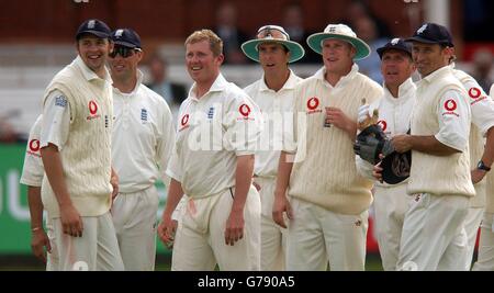 Joueurs de cricket d'Angleterre (de gauche à droite) Steve Harmison, Marcus Trescothick, Anthony McGrath, Michael Vaughan, Matthew Hoggard, Alec Stewart et Nasser Hussain sont tous en souriant lorsqu'ils regardent une vidéo de McGrath qui prend la porte de Sean Ervine du Zimbabwe, qui a été pris par Trescothick pendant 4 courses au cours de la troisième journée du premier match d'essai à Lord's, Londres. Banque D'Images