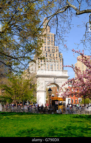 Washington Square Arch au printemps à Washington Square Park, Greenwich Village, New York, USA Banque D'Images