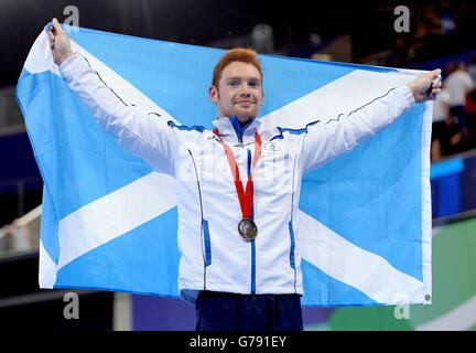 Daniel Purvis en Écosse célèbre avec sa médaille de bronze après la finale des anneaux masculins à l'Hydro SSE, lors des Jeux du Commonwealth de 2014 à Glasgow. Banque D'Images