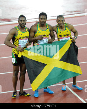 Rasheed Dwyer (au centre), en Jamaïque, célèbre sa victoire avec Warren Weir (à droite) deuxième place et Jason Livermore (à gauche) troisième place à la finale hommes de 200 m à Hampden Park, lors des Jeux du Commonwealth de 2014 à Glasgow. Banque D'Images