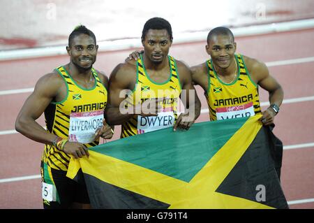 Rasheed Dwyer (au centre), en Jamaïque, célèbre sa victoire avec Warren Weir (à droite) deuxième place et Jason Livermore (à gauche) troisième place à la finale hommes de 200 m à Hampden Park, lors des Jeux du Commonwealth de 2014 à Glasgow. Banque D'Images