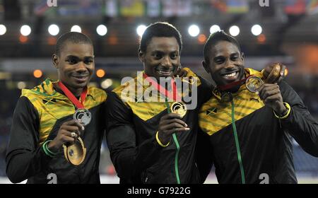 Rasheed Dwyer (au centre), en Jamaïque, célèbre sa victoire avec Warren Weir (à gauche) deuxième place et Jason Livermore (à droite) troisième place à la finale hommes de 200 m à Hampden Park, lors des Jeux du Commonwealth de 2014 à Glasgow. Banque D'Images