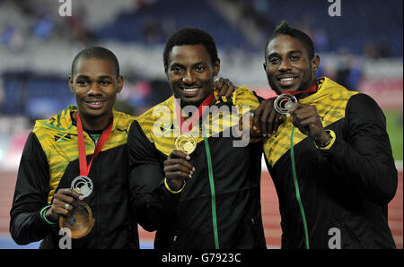 Rasheed Dwyer (au centre) de la Jamaïque célèbre sa victoire avec Warren Weir (à gauche) deuxième place et Jason Livermore (à droite) troisième place dans la finale hommes de 200 M. Banque D'Images