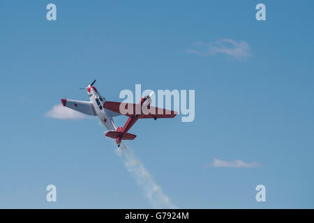 Yak 18T (blanc) et le Yak-55M (rouge), Les Ailes de Springbank, Springbank, Alberta, Canada Banque D'Images