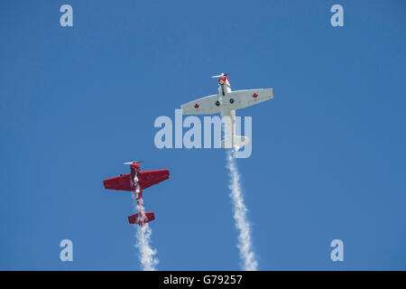 Yak 18T (blanc) et le Yak-55M (rouge), Les Ailes de Springbank, Springbank, Alberta, Canada Banque D'Images