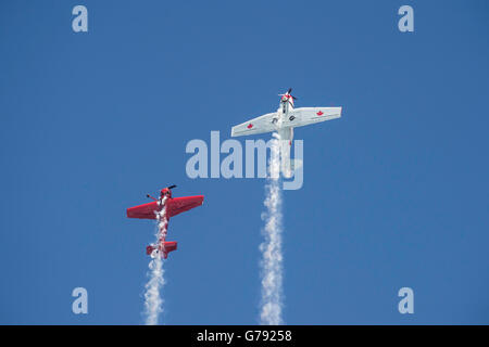 Yak 18T (blanc) et le Yak-55M (rouge), Les Ailes de Springbank, Springbank, Alberta, Canada Banque D'Images