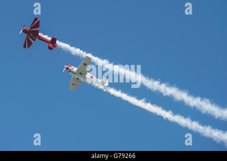 Yak 18T (blanc) et le Yak-55M (rouge), Les Ailes de Springbank, Springbank, Alberta, Canada Banque D'Images