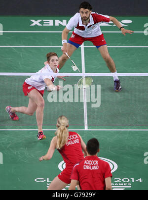 Heather Oliver et Chris Langridge, en Angleterre, contre Chris Adcock et Gabrielle Adcock, en Angleterre, lors du match de la médaille d'or du Mix Double à l'Emirates Arena, lors des Jeux du Commonwealth de 2014 à Glasgow. Banque D'Images