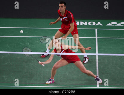 Chris Adcock et Gabrielle Adcock(Left) d'Angleterre dans le Mix double la médaille d'or contre Heather Oliver et Chris Langridge de l'Angleterre à l'Emirates Arena, pendant les Jeux du Commonwealth 2014 à Glasgow. Banque D'Images