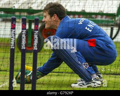 Le gardien de cricket de l'Angleterre Chris Read lors de la pratique du net à Old Trafford, Manchester. L'Afrique du Sud affrontera l'Angleterre dans la série NatWest à Old Trafford. Banque D'Images