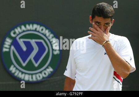 , PAS D'UTILISATION DE TÉLÉPHONE MOBILE.Mark Philippoussis d'Australie pendant son match contre Alexander Popp d'Allemagne lors de la finale du quart des hommes aux championnats d'Angleterre de tennis sur gazon à Wimbledon , PAS D'UTILISATION DE TÉLÉPHONE MOBILE. Banque D'Images