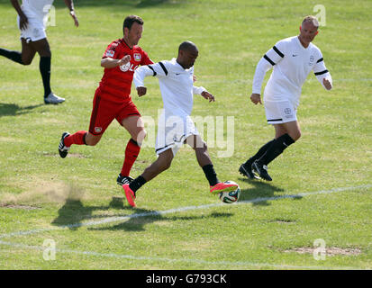 Les All Stars britanniques affrontent les All Stars de Bayer Leverkusen lors d'un match de football au château de Highclere dans le Hampshire, lors de l'événement Heroes at Highclere, commémorant le centenaire du début de la première Guerre mondiale. Banque D'Images