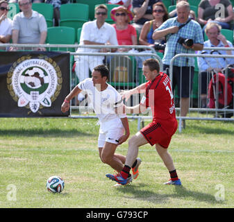 Le capitaine All Stars britannique Matt Jansen (à gauche) lors d'un match de football contre le Bayer Leverkusen All Stars au château de Highclere dans le Hampshire, lors de l'événement Heroes at Highclere, commémorant le centenaire du début de la première Guerre mondiale. Banque D'Images