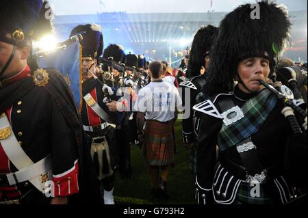 Les Pipers se sont déroulés lors de la cérémonie de clôture des Jeux du Commonwealth de 2014 à Hampden Park, Glasgow. Banque D'Images